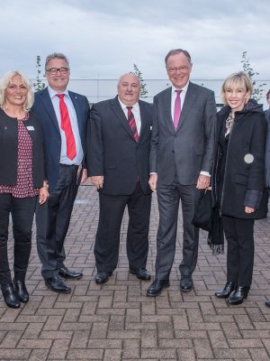 v.l.n.r.:
Hans-Joachim Deneke-Jörens (Landtagsabgeordneter), Nurdan Kurtulus, Hauke Jagau (Regionspräsident), Hasan Kurtulus, Stefan Weil (MInisterpräsident Niedersachsen), Doris Schröder-Köpf (Landtagsabgeordnete) und Klaus Sidortschuk (Bürgermeister Lehrte).
Foto: Daniel Junker / www.junkerphoto.de