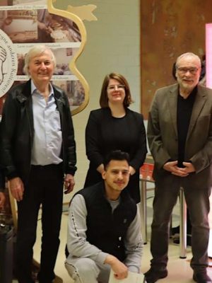 Gruppenbild Redner der Ausstellungseröffnung, Schüler der BBS 3 und Landesbeauftragter Deniz Kurku vor Ausstellung