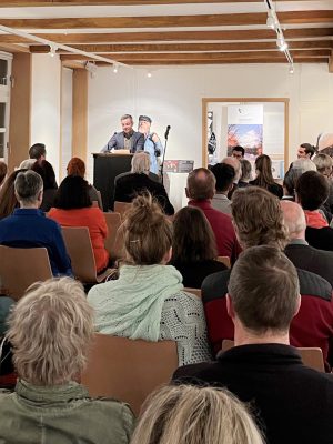 Deniz Kurku spricht vor den geladenen Gästen