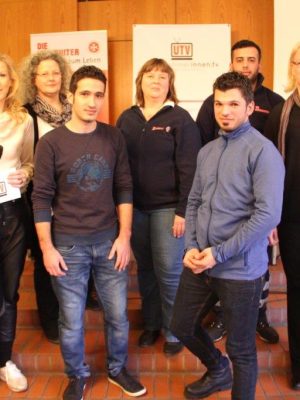 FOTO 1 vlnr Team des Filmprojekts bei der Premiere/ QUELLE: unternehmerinnen.tv Antje Diller-Wolff (www.shsmedien.de), Redaktionsleitung unternehmerinnen.tv Kirsten Rickert, VHS Heidekreis  Mohammad Makkieh, Regisseur, Kameramann und Cutter aus Syrien Doris Lawrenz, Pressesprecherin Johanniter Hussein Alhamad, Kameraassistent und Lichttechniker aus Syrien Talal EL Doukhi, Sprachmittler Johanniter Anika Schön, Marketingleitung unternehmerinnen.tv