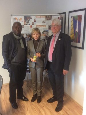 Doris Schröder-Köpf umrahmt von den Gesprächspartnern Abbé Justin Nkunzi (links) und Egbert Biermann, Verantwortlicher von „Diakonia St. Clemens“ in Hannover (rechts)