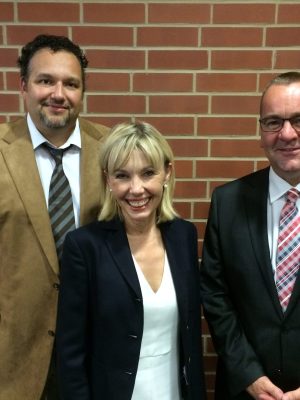 Doris Schröder-Köpf mit Romeo Franz (l.) und Innenminister Pistorius.