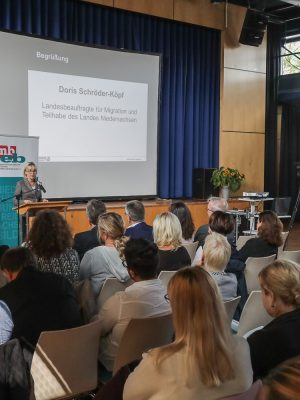 Doris Schröder-Köpf auf der Fachtagung im Freizeitheim Vahrenwald - Agentur für Erwachsenen- und Weiterbildung