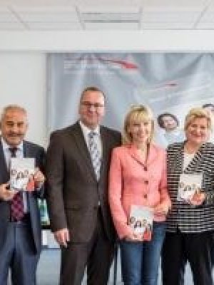 v.l.n.r. Seda Rass-Turgut, Mitglied des Vorstands, Ethem Yilmaz, Autor und Herausgeber,
Minister für Inneres und Sport Boris Pistorius, Vorsitzender des Stiftungsrats, Doris Schröder-Köpf, 
Mitglied des Stiftungsrats, Ministerin Cornelia Rundt, Sahabeddin Buz, Vorsitzender Can Arkadas e.V.